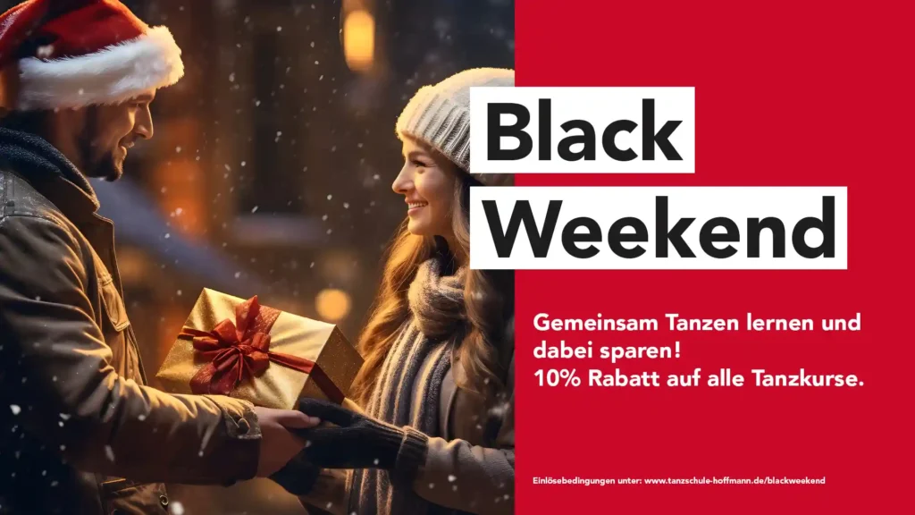 Ein glückliches Paar tauscht im Schnee lächelnd ein goldenes Geschenk aus. Der Mann trägt eine Weihnachtsmütze, die Frau eine Wintermütze. Im Vordergrund überlagert ein großes 'Black Weekend'-Banner und darunter Text mit einem Black Friday Tanzkurs-Angebot.